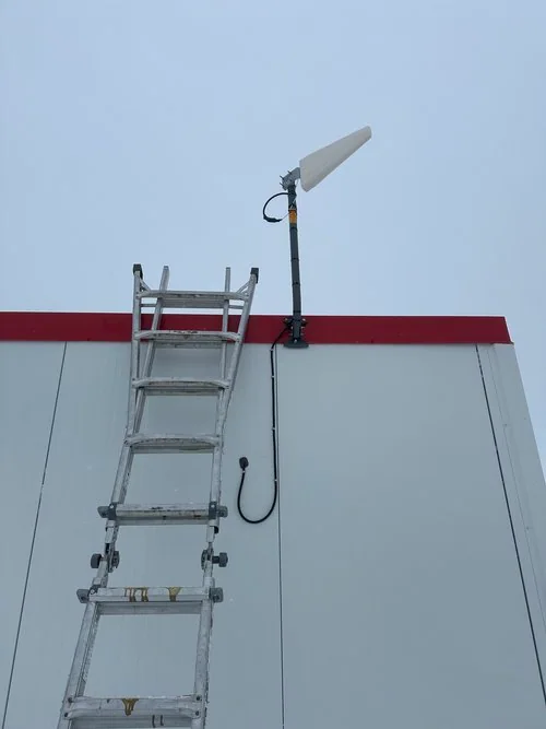 Antenne directionnelle sur bâtiment commercial