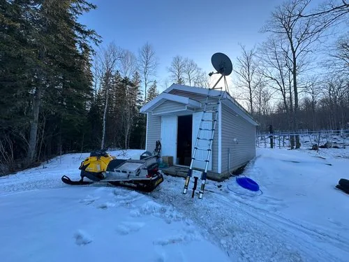 Équipement satellite sur un bâtiment isolé