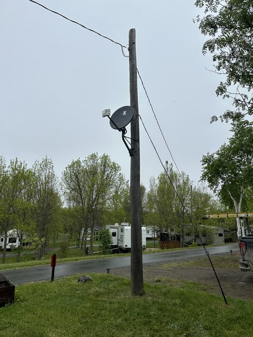Antenne installée sur un poteau