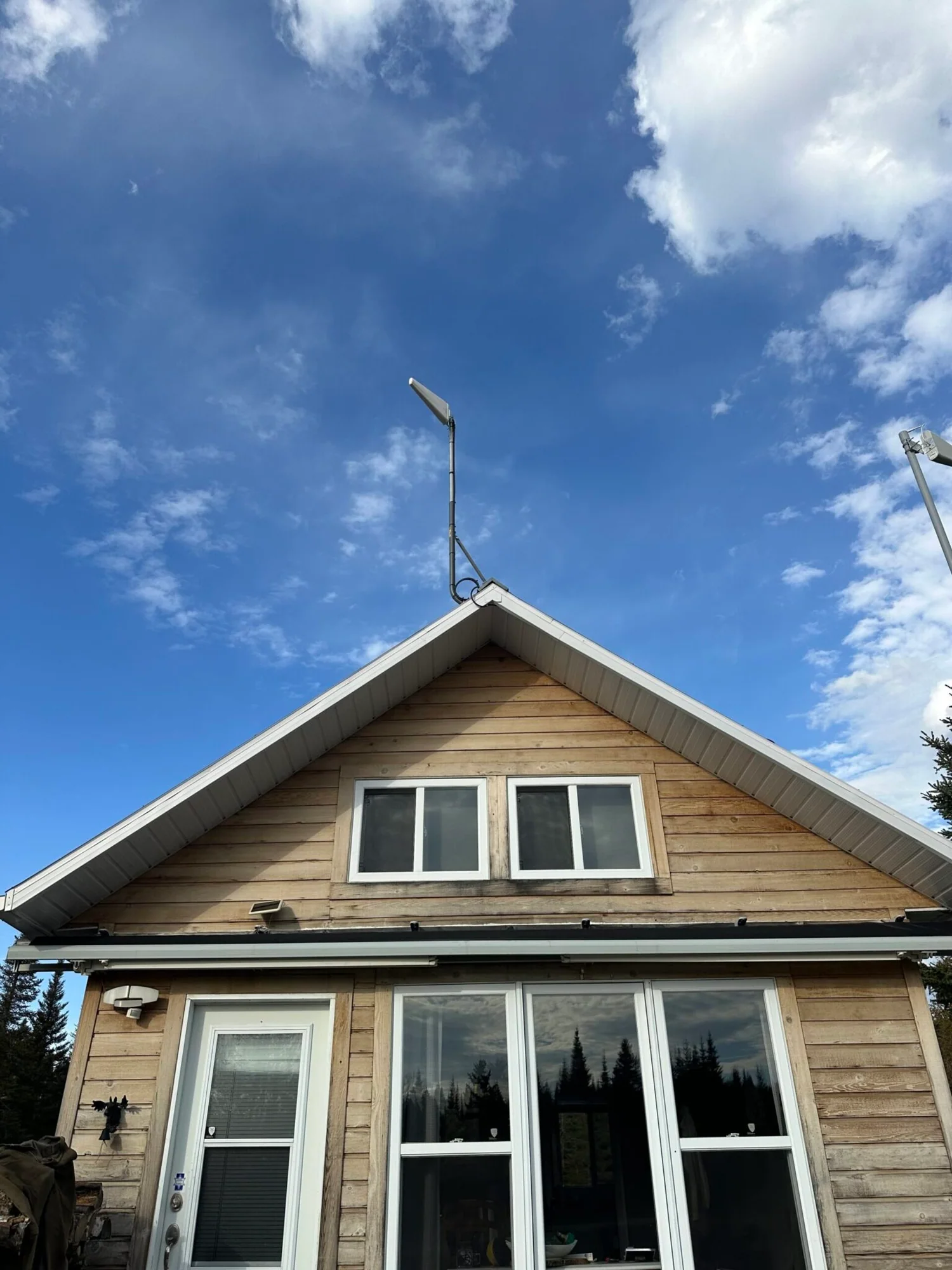 Antenne directionnelle sur une résidence en bois
