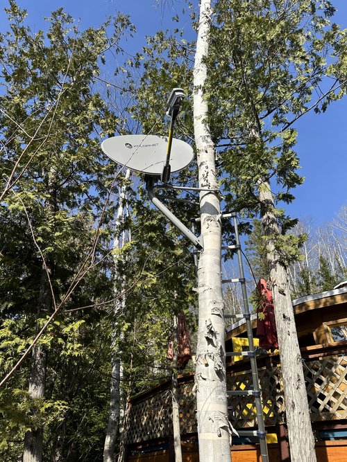 Installation satellite sur un site boisé