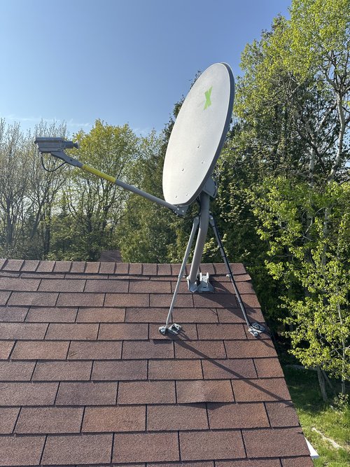 Antenne fixée à une toiture